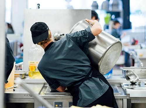 Ein Koch bei der Arbeit in der Küche in der CANtine