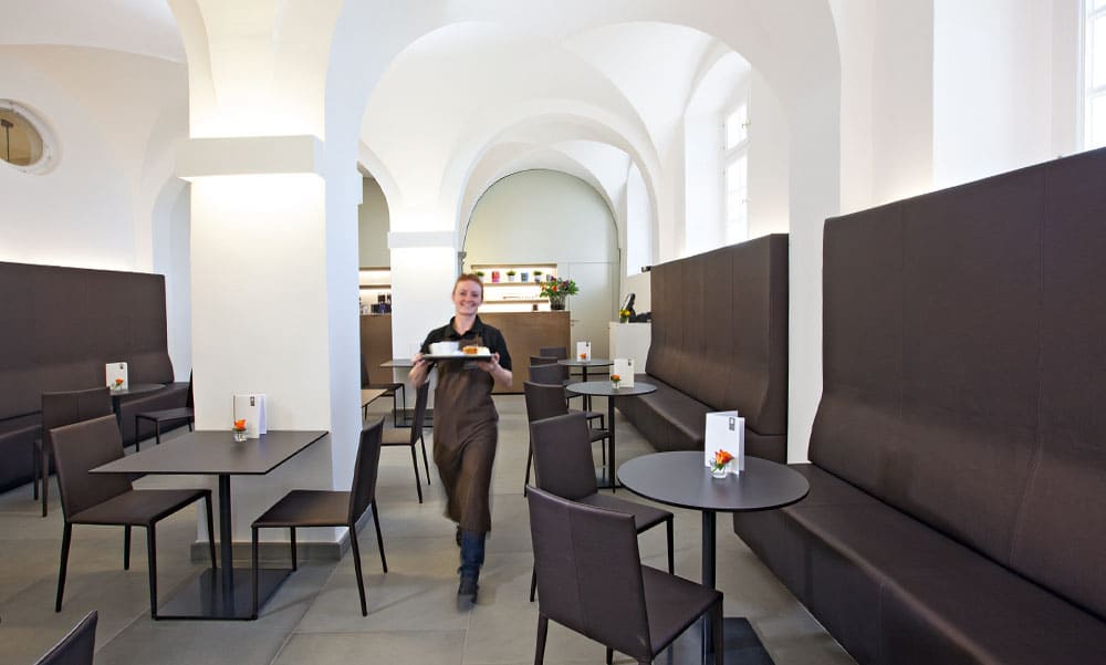 Eine Servicemitarbeiterin bei der Arbeit im Cafes im Neuen Schloss Meersburg