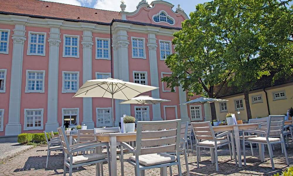 Blick auf den Außenbereich des Schlosscafes Meersburg