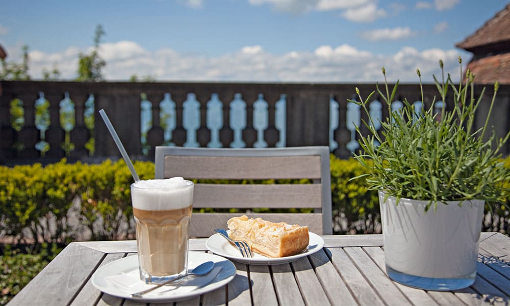 Ein gedeckter Tisch mit Kaffee und Kuchen des Cafes im Neuen Schloss Meersburg