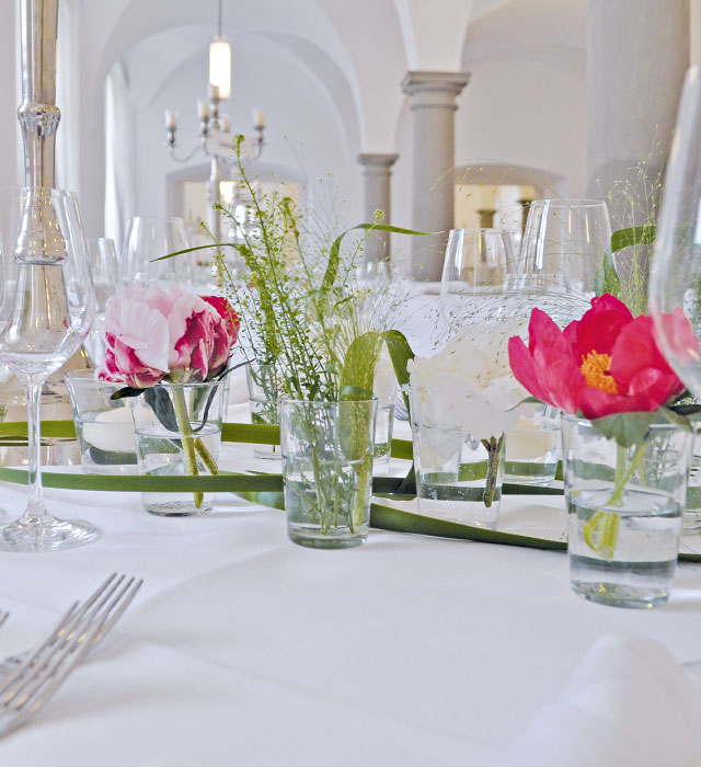 Ein gedeckter Tisch bei einer Hochzeit im neuen Schloss Meersburg
